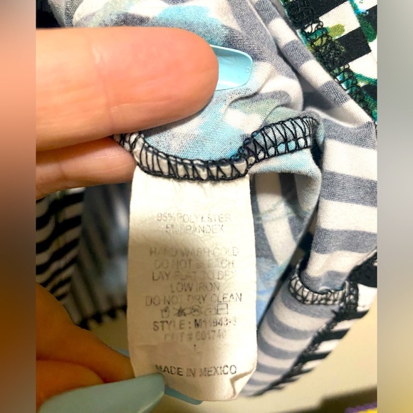 💰2/$10 Used Womens vertical striped shirt size L - Picture 4 of 4